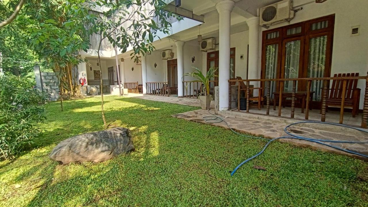 French Garden Канди Екстериор снимка